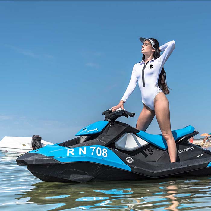 Frau mit weißem Sportbody von Bulity auf einem JetSki